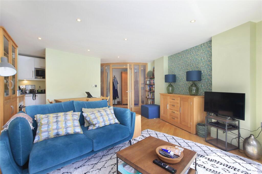 2 bed 1st Floor Flat for rent in Battersea. From Chestertons Estate Agents - Battersea Lettings