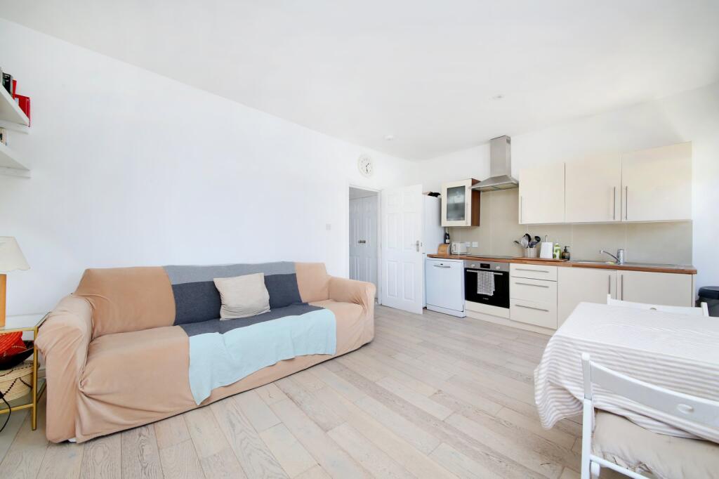 2 bed 1st Floor Flat for rent in Battersea. From Chestertons Estate Agents - Battersea Lettings 2 bed 1st Floor Flat for rent in Battersea. From Chestertons Estate Agents - Battersea Lettings