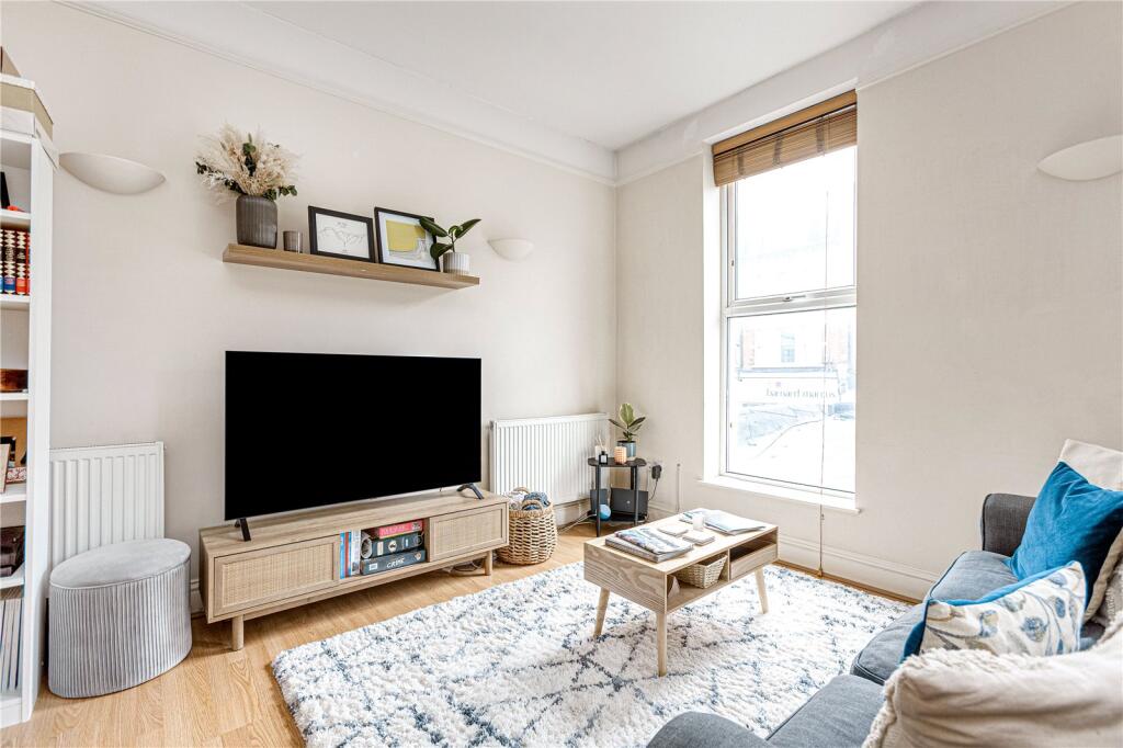 1 bed 1st Floor Flat for rent in Battersea. From Chestertons Estate Agents - Battersea Lettings