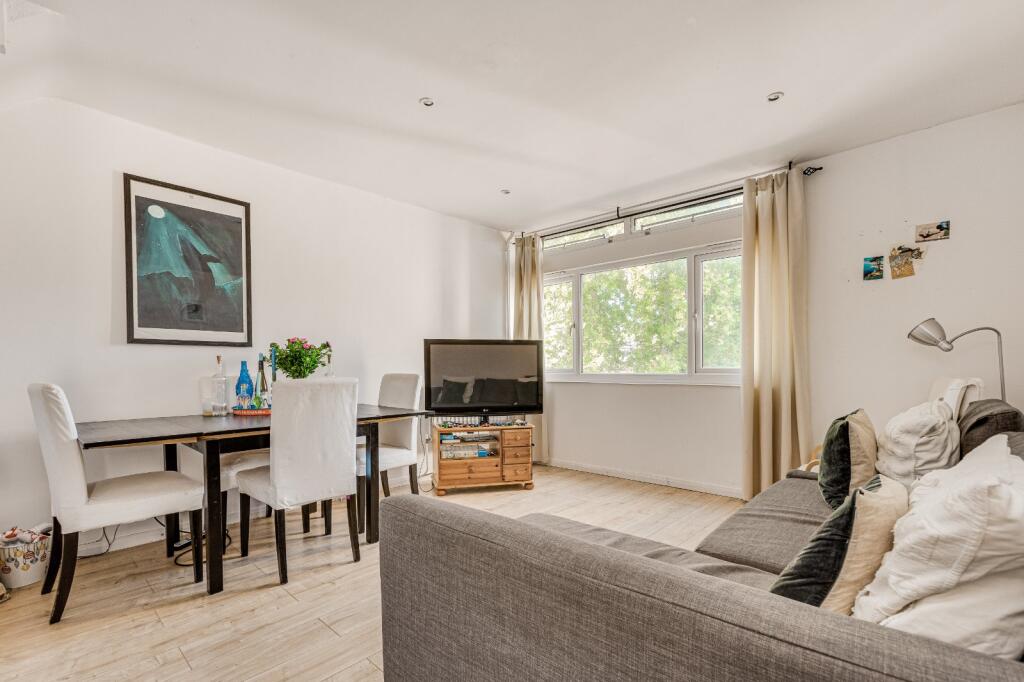 2 bed 1st Floor Flat for rent in Clapham. From Chestertons Estate Agents - Battersea Lettings