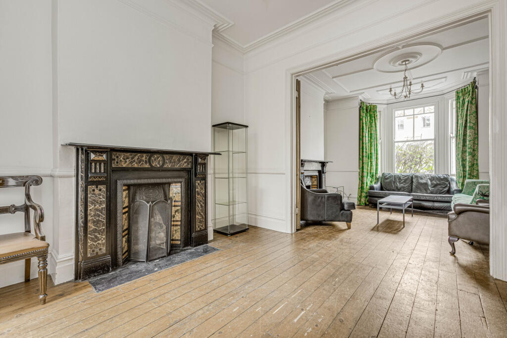 5 bed Mid Terraced House for rent in Battersea. From Chestertons Estate Agents - Battersea Lettings