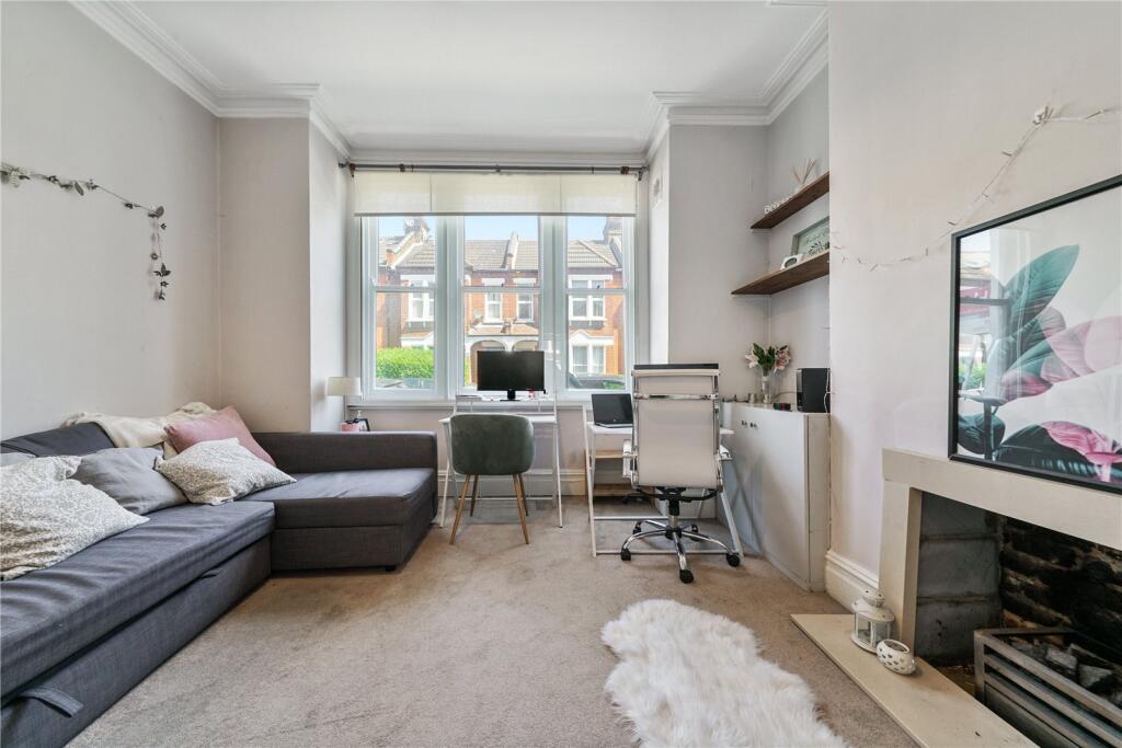 2 bed 1st Floor Flat for rent in Clapham. From Chestertons Estate Agents - Battersea Lettings