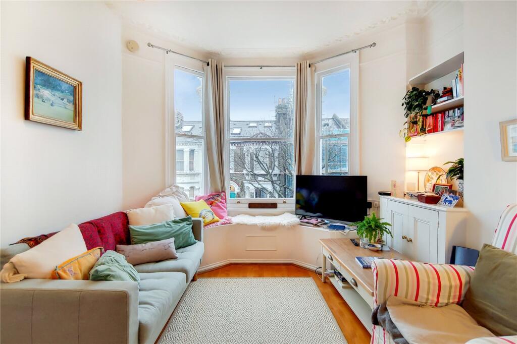 2 bed 1st Floor Flat for rent in Battersea. From Chestertons Estate Agents - Battersea Lettings