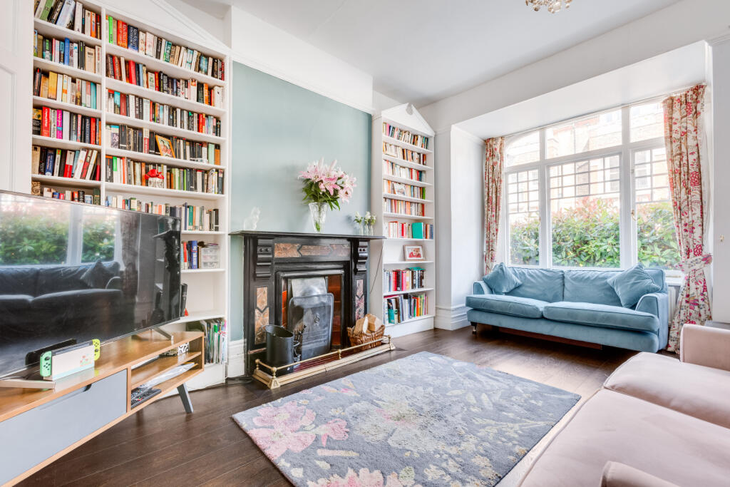 5 bed Mid Terraced House for rent in Battersea. From Chestertons Estate Agents - Battersea Lettings
