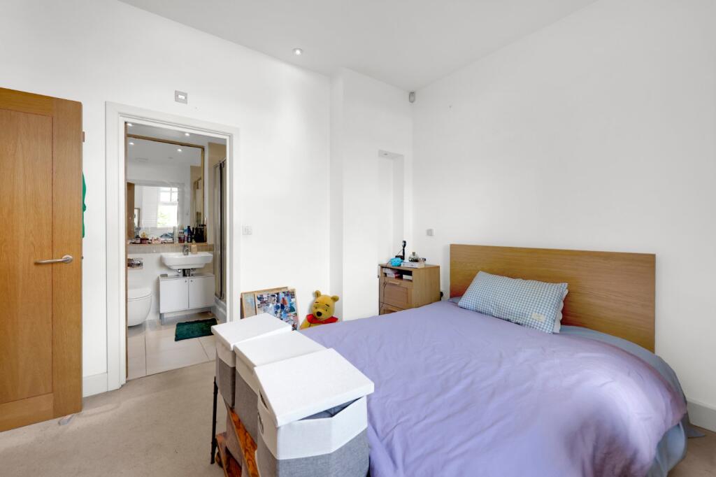 1 bed Mid Terraced House for rent in Camden Town. From Chestertons Estate Agents , Camden & Primrose Hill Lettings
