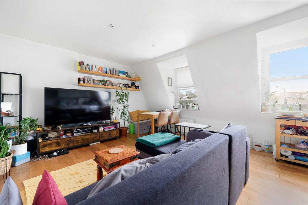 1 bed 1st Floor Flat for rent in Camden Town. From Chestertons Estate Agents , Camden & Primrose Hill Lettings