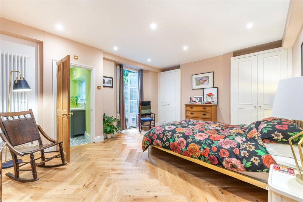 1 bed Mid Terraced House for rent in Camden Town. From Chestertons Estate Agents , Camden & Primrose Hill Lettings