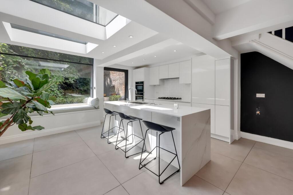 3 bed Mid Terraced House for rent in Camden Town. From Chestertons Estate Agents , Camden & Primrose Hill Lettings