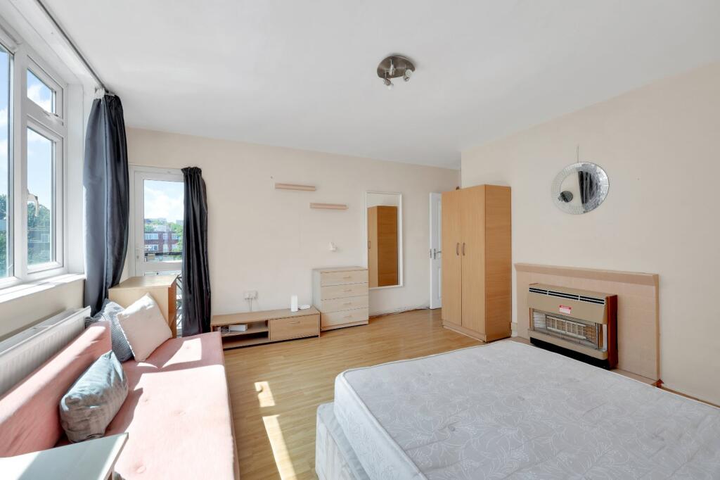 4 bed 1st Floor Flat for rent in Camden Town. From Chestertons Estate Agents , Camden & Primrose Hill Lettings 4 bed 1st Floor Flat for rent in Camden Town. From Chestertons Estate Agents , Camden & Primrose Hill Lettings
