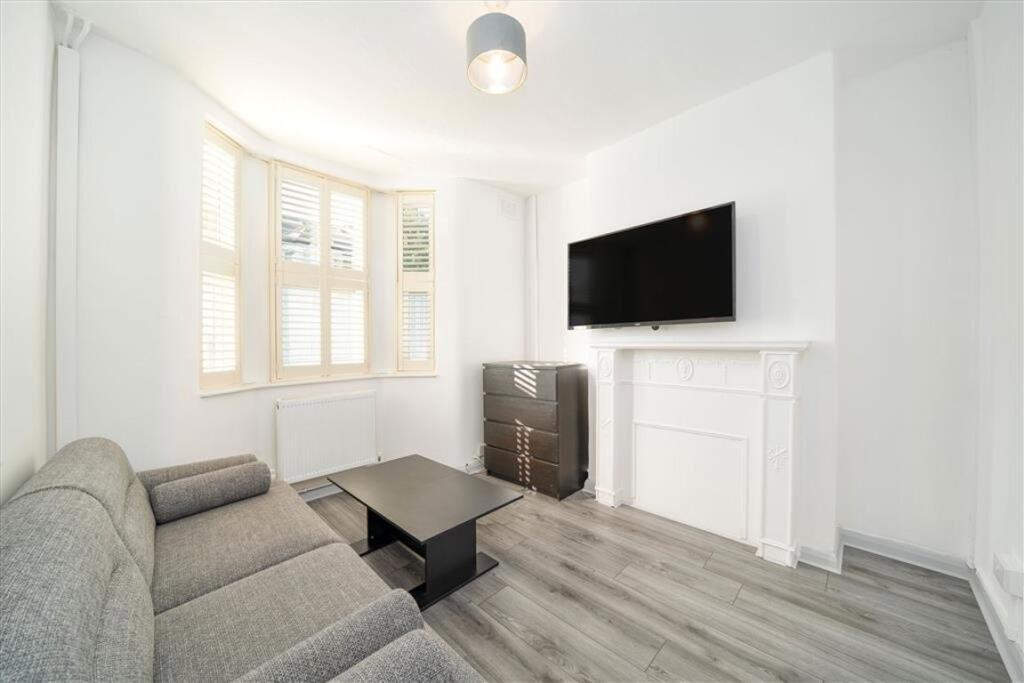 2 bed Mid Terraced House for rent in Greenwich. From Chestertons Estate Agents , Canary Wharf & Docklands Lettings