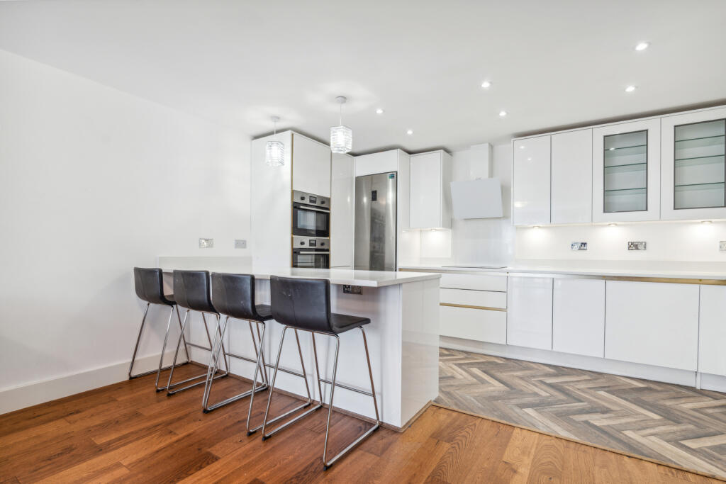 3 bed 1st Floor Flat for rent in Poplar. From Chestertons Estate Agents , Canary Wharf & Docklands Lettings 3 bed 1st Floor Flat for rent in Poplar. From Chestertons Estate Agents , Canary Wharf & Docklands Lettings