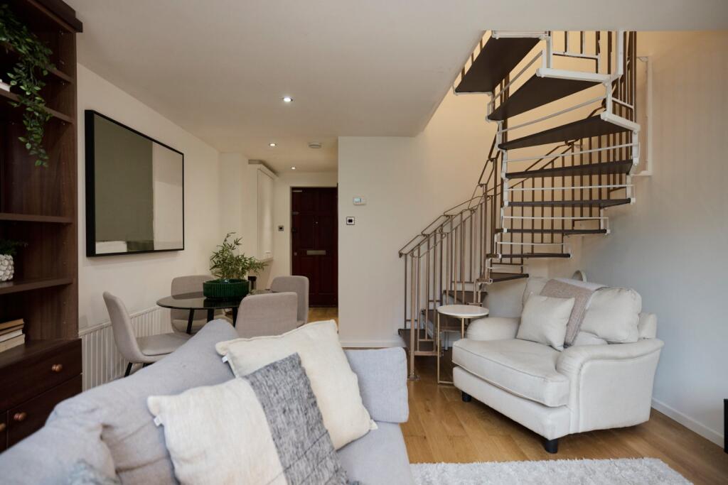 2 bed Mid Terraced House for rent in Poplar. From Chestertons Estate Agents , Canary Wharf & Docklands Lettings