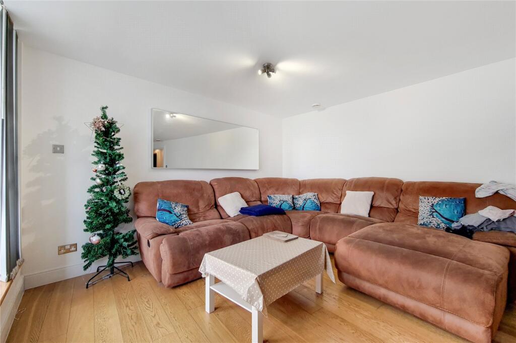 3 bed 1st Floor Flat for rent in Poplar. From Chestertons Estate Agents , Canary Wharf & Docklands Lettings