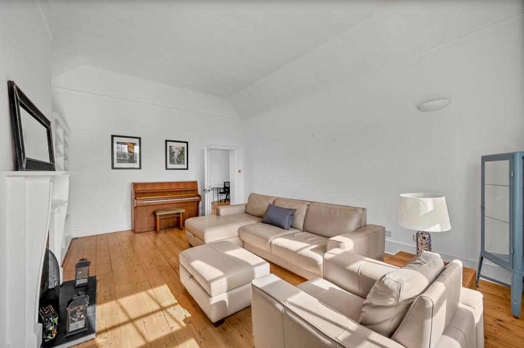 2 bed 1st Floor Flat for rent in Chislehurst. From Chestertons Estate Agents , Canary Wharf & Docklands Lettings 2 bed 1st Floor Flat for rent in Chislehurst. From Chestertons Estate Agents , Canary Wharf & Docklands Lettings