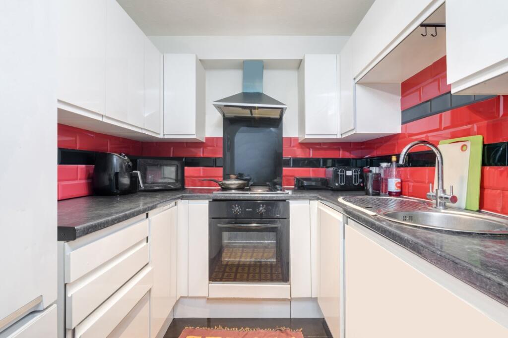2 bed 1st Floor Flat for rent in Poplar. From Chestertons Estate Agents , Canary Wharf & Docklands Lettings 2 bed 1st Floor Flat for rent in Poplar. From Chestertons Estate Agents , Canary Wharf & Docklands Lettings