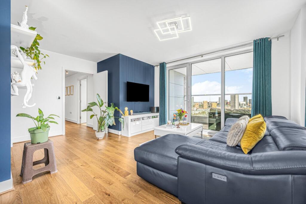 3 bed 1st Floor Flat for rent in Poplar. From Chestertons Estate Agents , Canary Wharf & Docklands Lettings