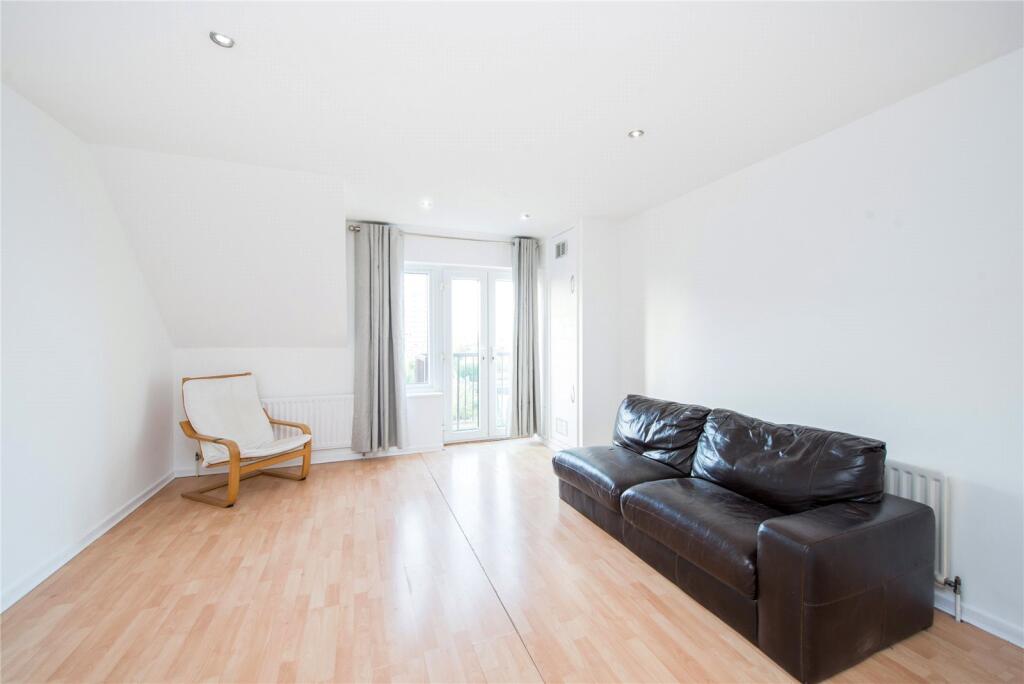 3 bed 1st Floor Flat for rent in Poplar. From Chestertons Estate Agents , Canary Wharf & Docklands Lettings 3 bed 1st Floor Flat for rent in Poplar. From Chestertons Estate Agents , Canary Wharf & Docklands Lettings