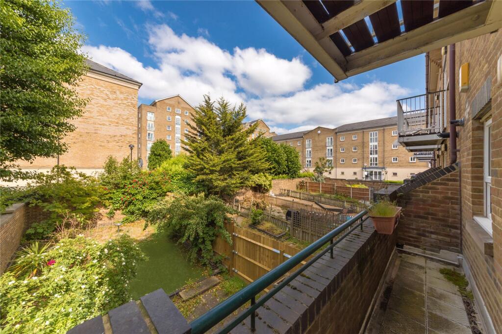 2 bed End of Terrace for rent in Poplar. From Chestertons Estate Agents , Canary Wharf & Docklands Lettings