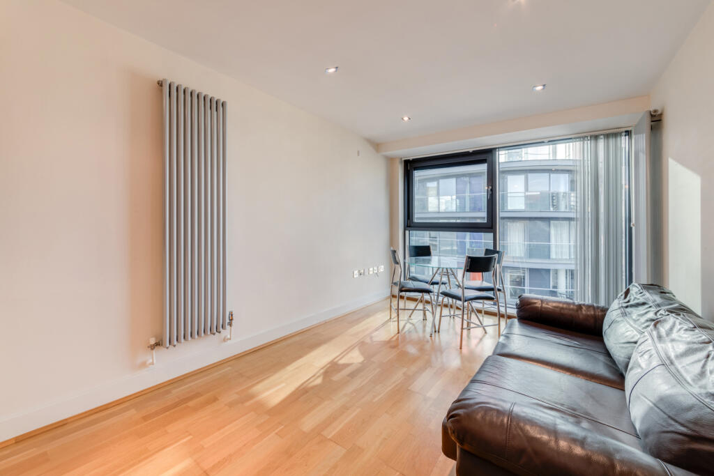 1 bed 1st Floor Flat for rent in Poplar. From Chestertons Estate Agents , Canary Wharf & Docklands Lettings