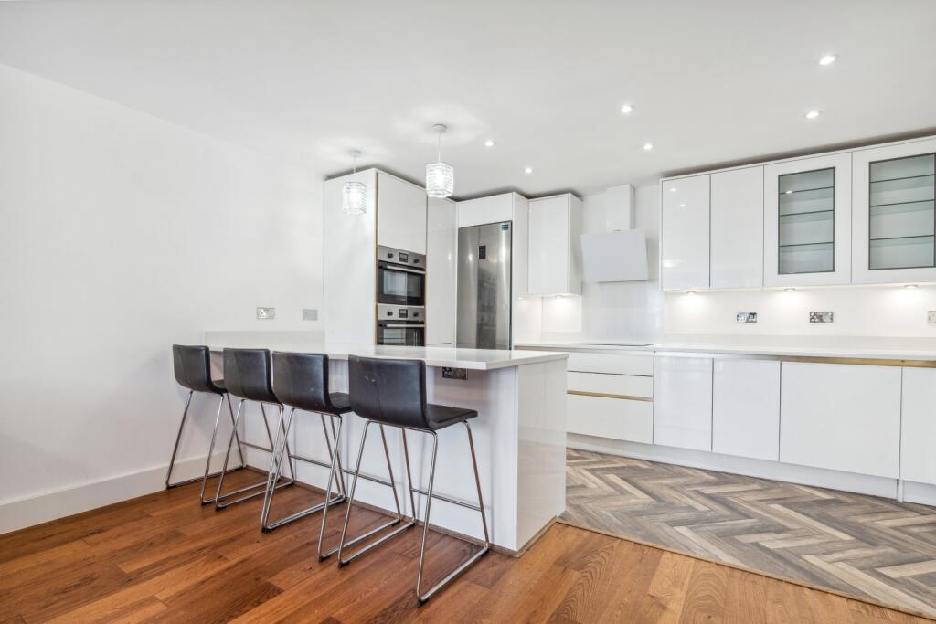 3 bed 1st Floor Flat for rent in Poplar. From Chestertons Estate Agents , Canary Wharf & Docklands Lettings