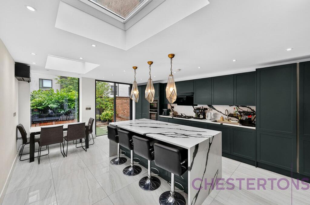 3 bed Mid Terraced House for rent in Poplar. From Chestertons Estate Agents , Canary Wharf & Docklands Lettings