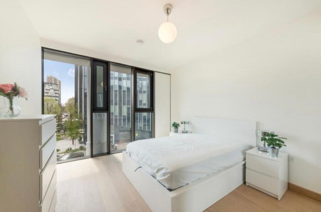 3 bed 1st Floor Flat for rent in Poplar. From Chestertons Estate Agents , Canary Wharf & Docklands Lettings 3 bed 1st Floor Flat for rent in Poplar. From Chestertons Estate Agents , Canary Wharf & Docklands Lettings