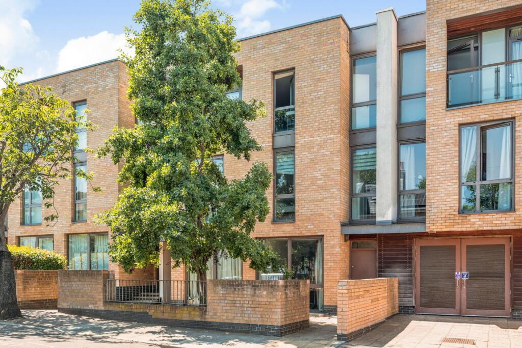 2 bed Mid Terraced House for rent in Greenwich. From Chestertons Estate Agents , Canary Wharf & Docklands Lettings