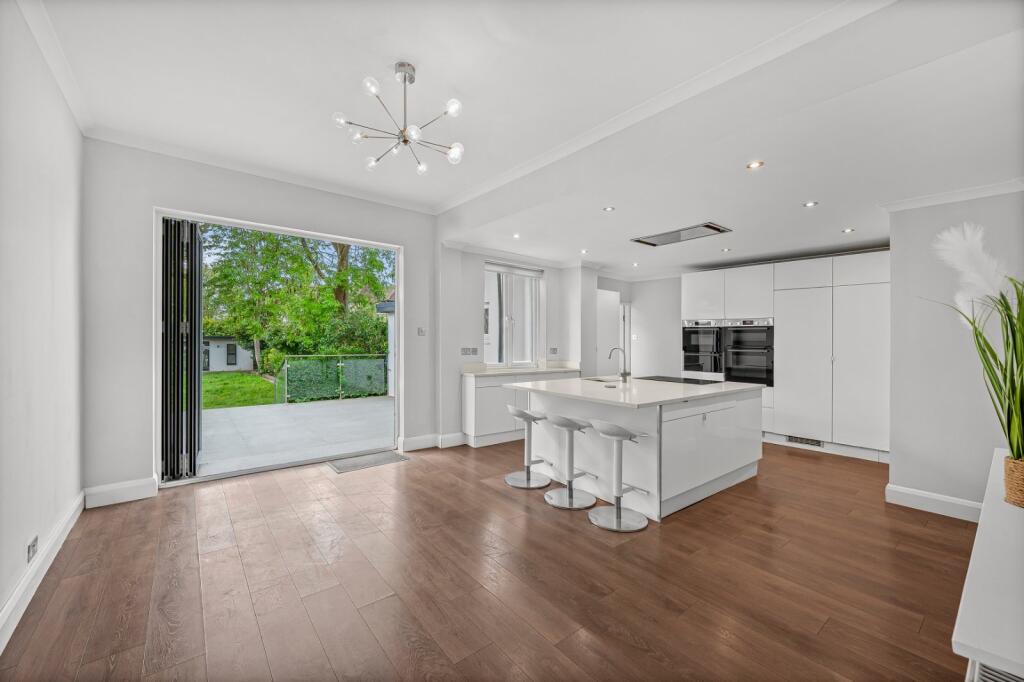 4 bed Detached for rent in Eltham. From Chestertons Estate Agents , Canary Wharf & Docklands Lettings