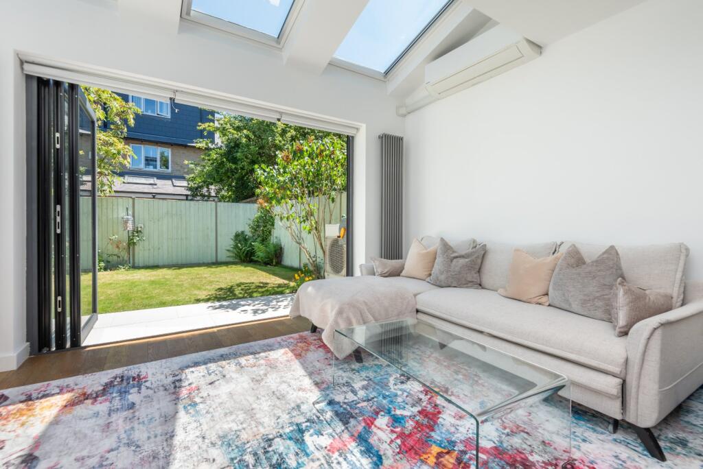 4 bed Mid Terraced House for rent in Poplar. From Chestertons Estate Agents , Canary Wharf & Docklands Lettings