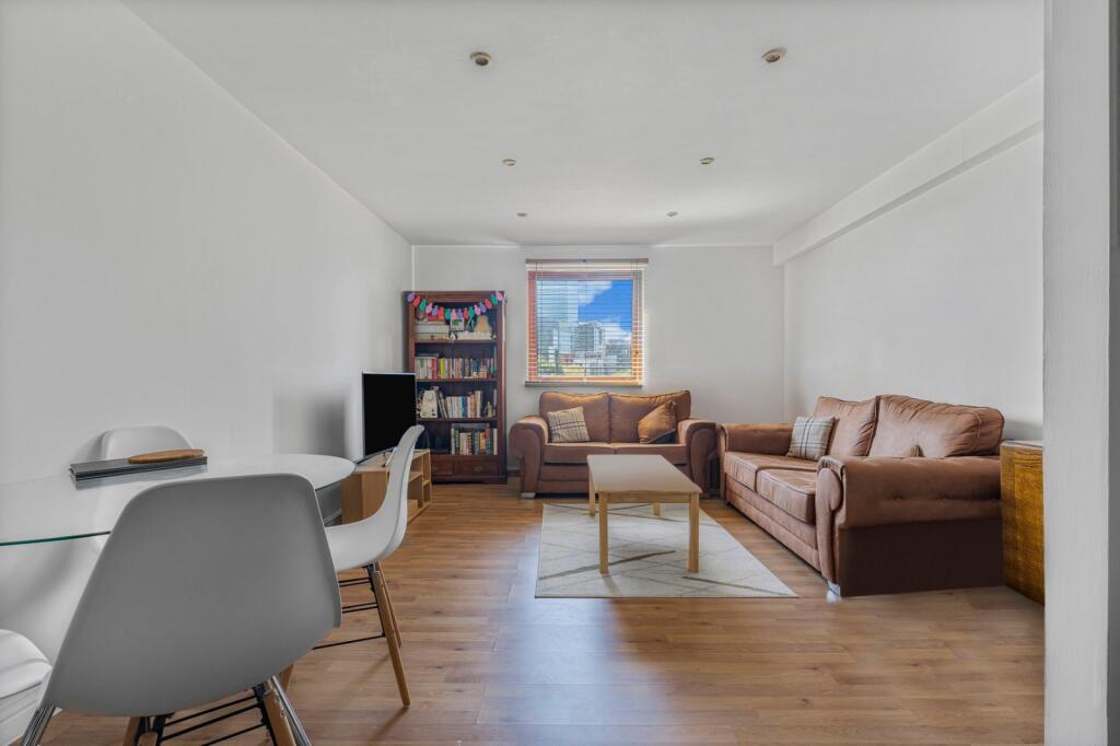 3 bed 1st Floor Flat for rent in Poplar. From Chestertons Estate Agents , Canary Wharf & Docklands Lettings