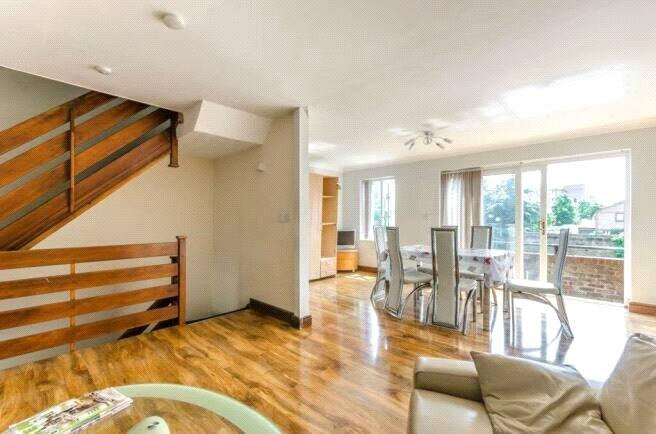 4 bed Detached for rent in Poplar. From Chestertons Estate Agents , Canary Wharf & Docklands Lettings 4 bed Detached for rent in Poplar. From Chestertons Estate Agents , Canary Wharf & Docklands Lettings