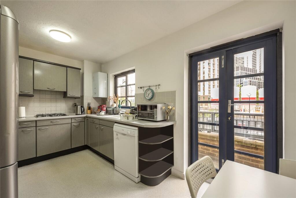 3 bed Mid Terraced House for rent in Poplar. From Chestertons Estate Agents , Canary Wharf & Docklands Lettings