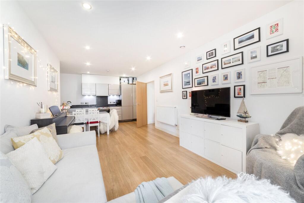 2 bed 1st Floor Flat for rent in Poplar. From Chestertons Estate Agents , Canary Wharf & Docklands Lettings 2 bed 1st Floor Flat for rent in Poplar. From Chestertons Estate Agents , Canary Wharf & Docklands Lettings