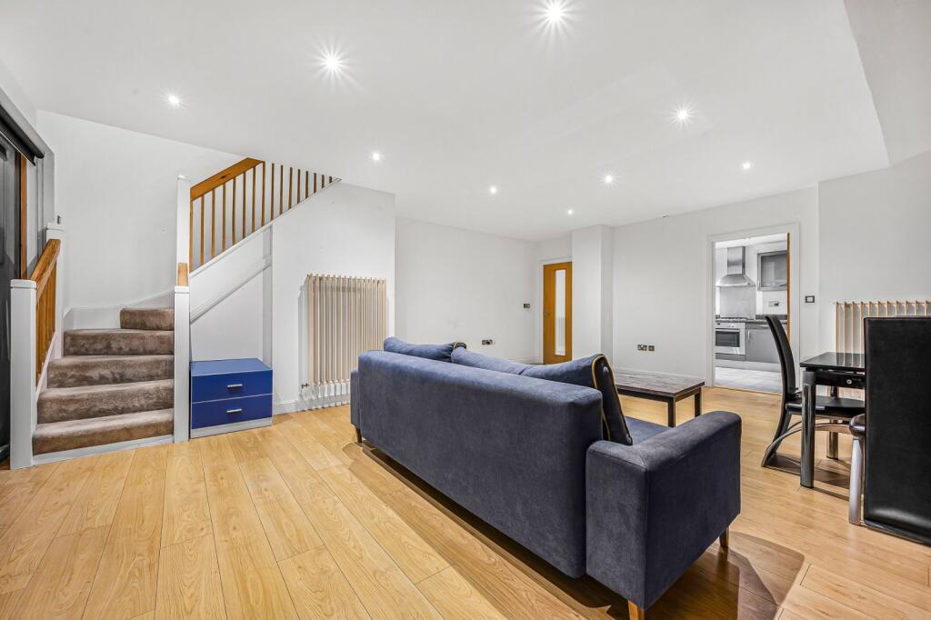 2 bed 1st Floor Flat for rent in Poplar. From Chestertons Estate Agents , Canary Wharf & Docklands Lettings