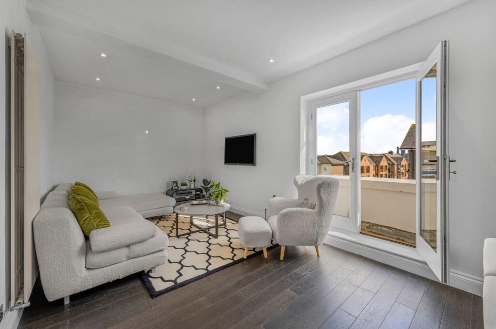 3 bed House (unspecified) for rent in Poplar. From Chestertons Estate Agents , Canary Wharf & Docklands Lettings 3 bed House (unspecified) for rent in Poplar. From Chestertons Estate Agents , Canary Wharf & Docklands Lettings