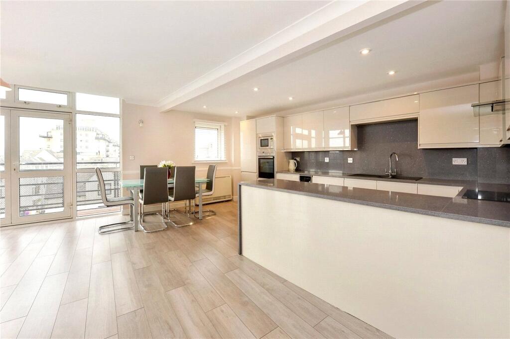 2 bed 1st Floor Flat for rent in Poplar. From Chestertons Estate Agents , Canary Wharf & Docklands Lettings