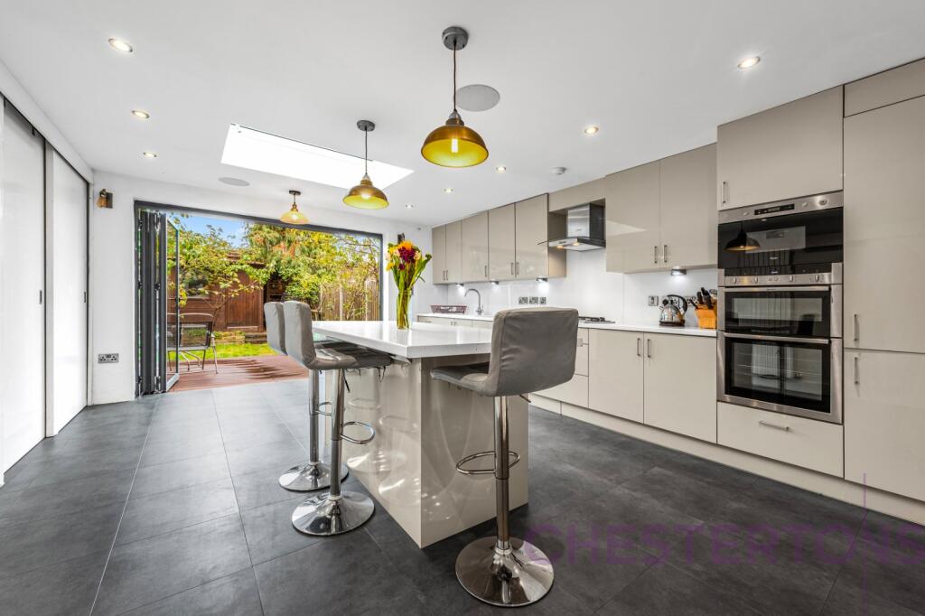 4 bed End of Terrace for rent in East Ham. From Chestertons Estate Agents , Canary Wharf & Docklands Lettings