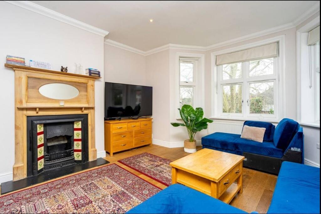 6 bed Semi Detached for rent in Greenwich. From Chestertons Estate Agents , Canary Wharf & Docklands Lettings 6 bed Semi Detached for rent in Greenwich. From Chestertons Estate Agents , Canary Wharf & Docklands Lettings