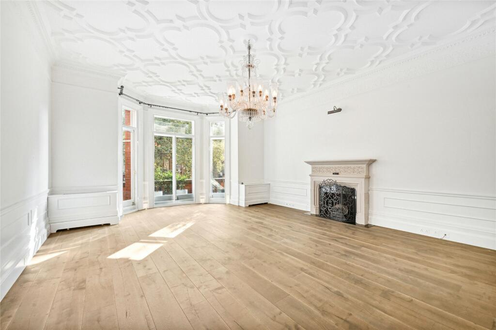 5 bed Mid Terraced House for rent in Chelsea. From Chestertons Estate Agents - Chelsea