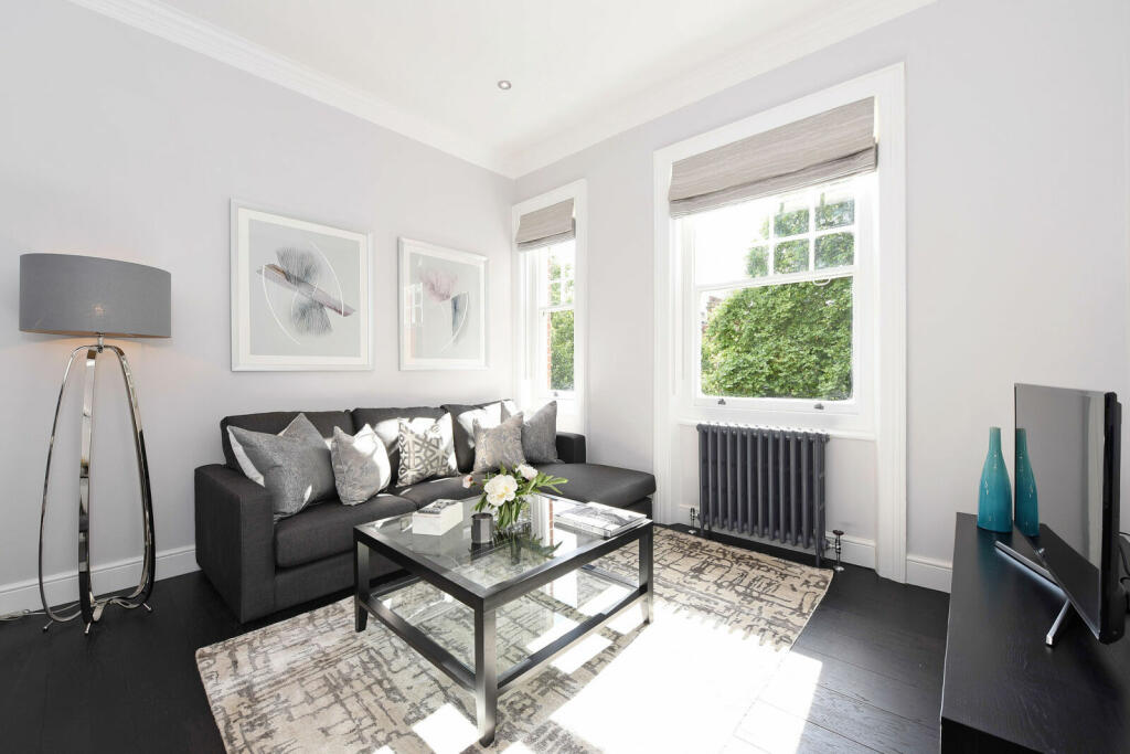2 bed Mid Terraced House for rent in Chelsea. From Chestertons Estate Agents - Chelsea