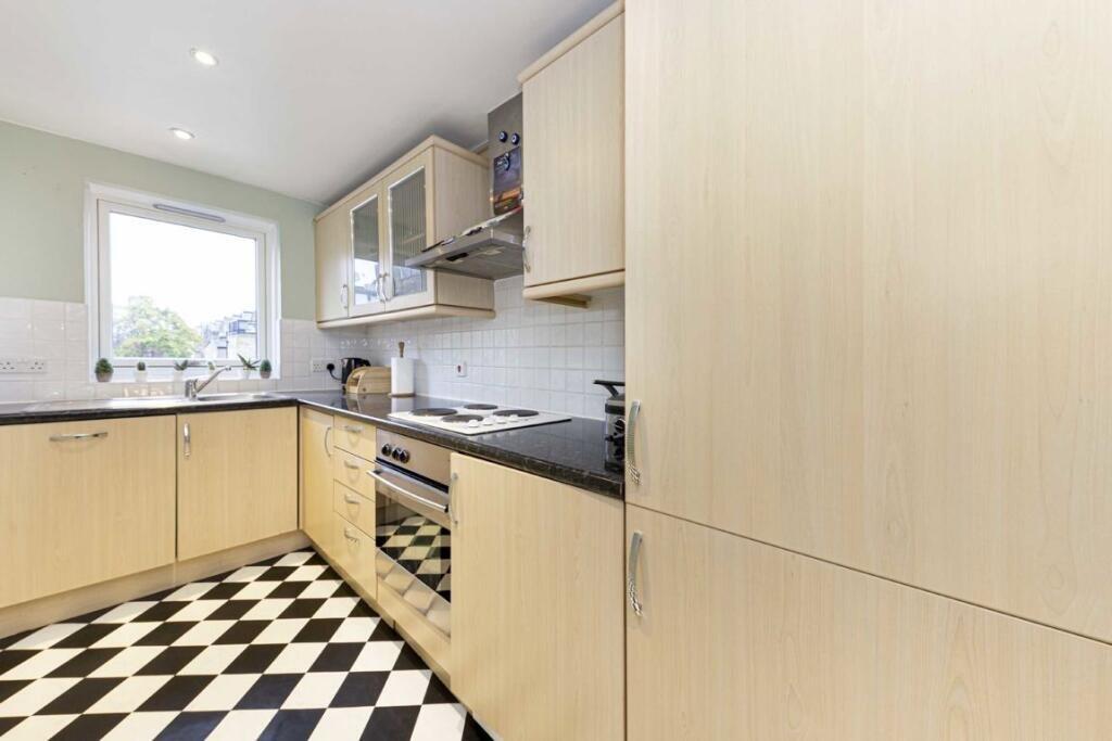 2 bed 1st Floor Flat for rent in Chelsea. From Chestertons Estate Agents - Chelsea 2 bed 1st Floor Flat for rent in Chelsea. From Chestertons Estate Agents - Chelsea