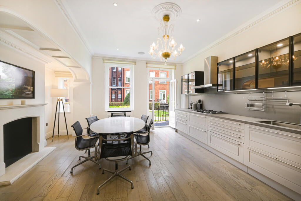 3 bed Mid Terraced House for rent in Chelsea. From Chestertons Estate Agents - Chelsea