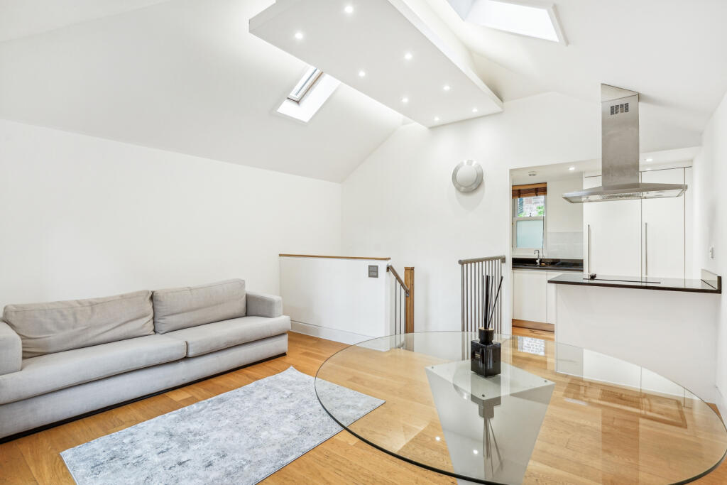 1 bed Mid Terraced House for rent in Chelsea. From Chestertons Estate Agents - Chelsea