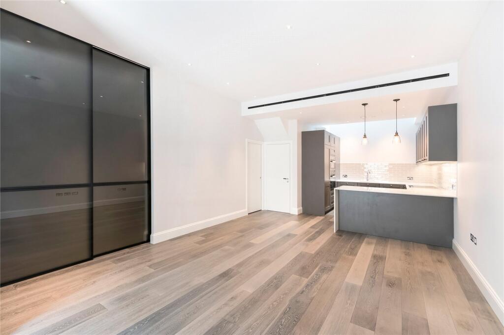 3 bed Mid Terraced House for rent in Chelsea. From Chestertons Estate Agents - Chelsea