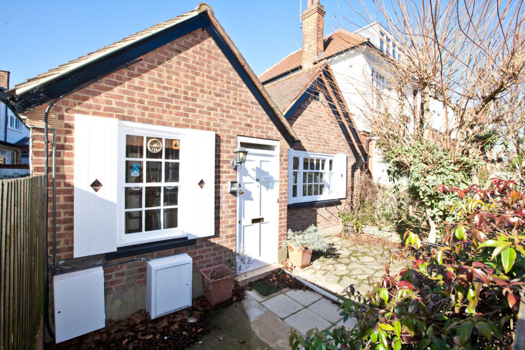 2 bed Bungalow for rent in Chiswick. From Chestertons Estate Agents - Chiswick Lettings
