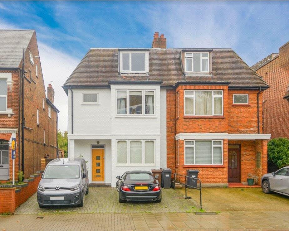 3 bed Flat for rent in Chiswick. From Chestertons Estate Agents - Chiswick Lettings
