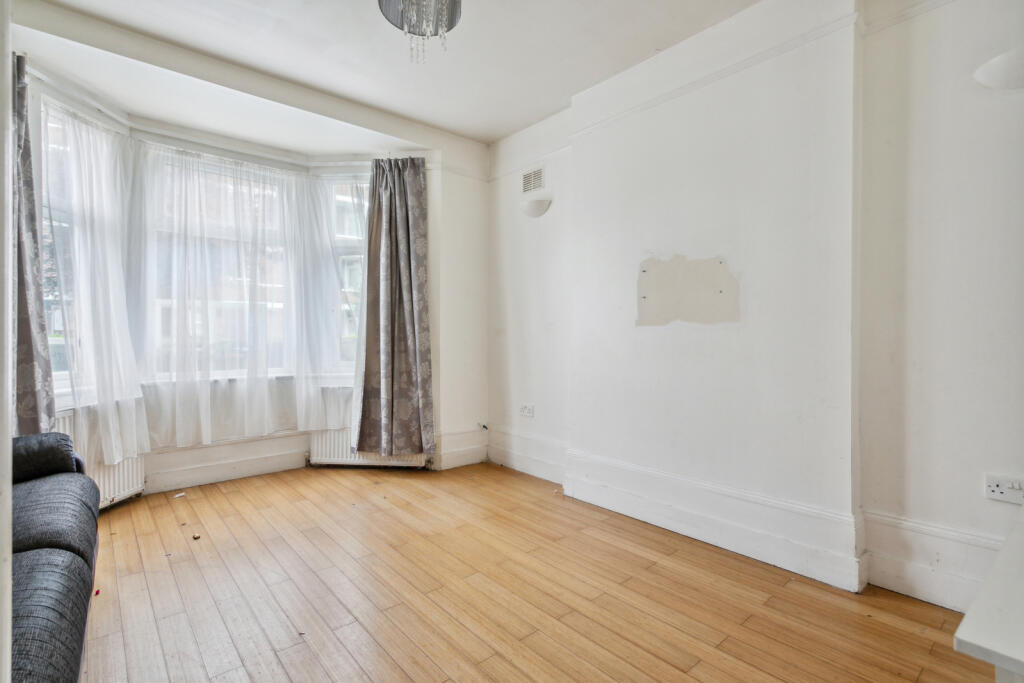 3 bed Flat for rent in Hammersmith. From Chestertons Estate Agents - Chiswick Lettings
