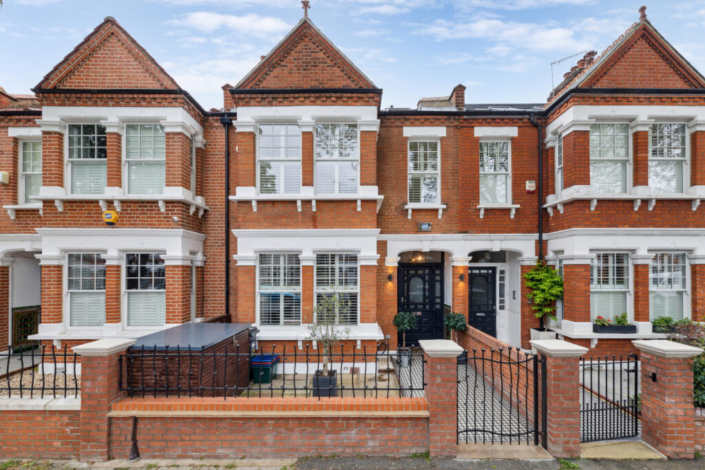 4 bed Mid Terraced House for rent in Chiswick. From Chestertons Estate Agents - Chiswick Lettings