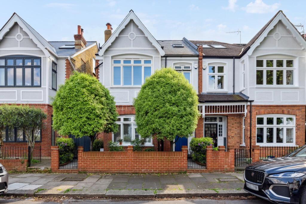 5 bed Detached House for rent in Chiswick. From Chestertons Estate Agents - Chiswick Lettings