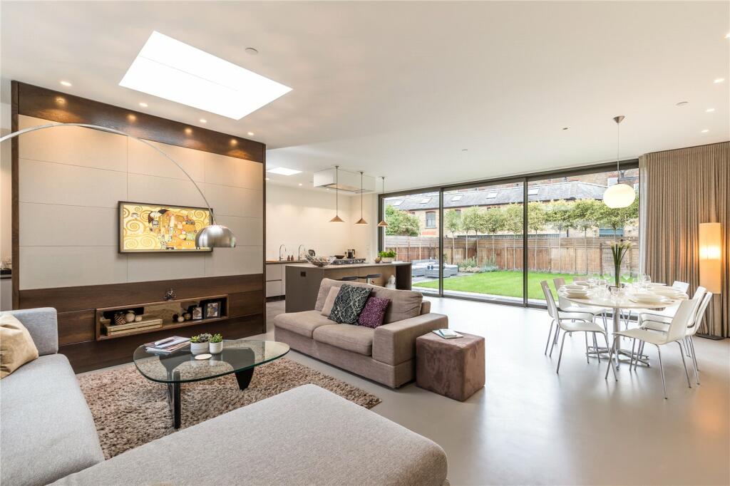 6 bed Detached House for rent in Chiswick. From Chestertons Estate Agents - Chiswick Lettings